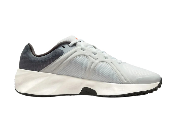 Tenis deportivos Nike en color blanco y gris con suela blanca y detalles sintéticos.