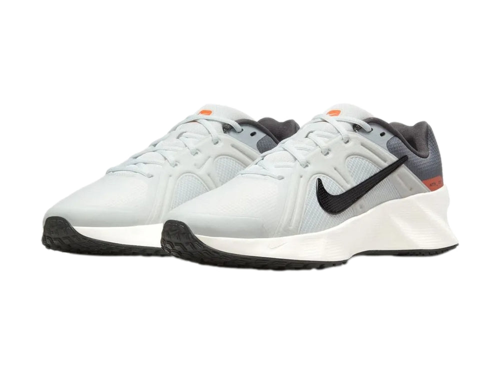 Tenis deportivos Nike en color blanco y gris con suela blanca y detalles sintéticos.