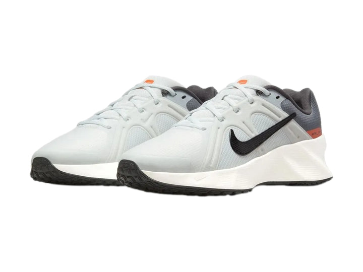 Tenis deportivos Nike en color blanco y gris con suela blanca y detalles sintéticos.