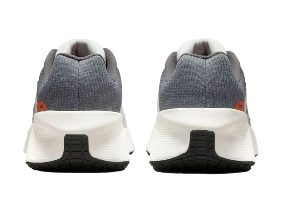 Tenis deportivos Nike en color blanco y gris con suela blanca y detalles sintéticos.