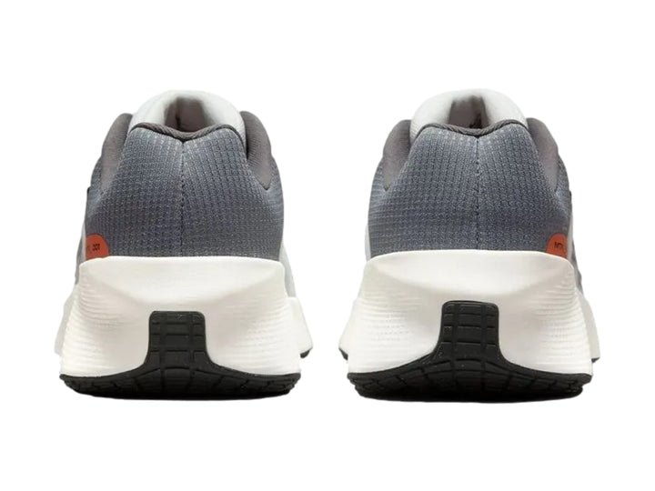 Tenis deportivos Nike en color blanco y gris con suela blanca y detalles sintéticos.