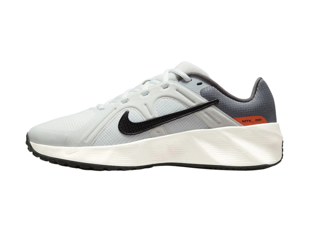 Tenis deportivos Nike en color blanco y gris con suela blanca y detalles sintéticos.