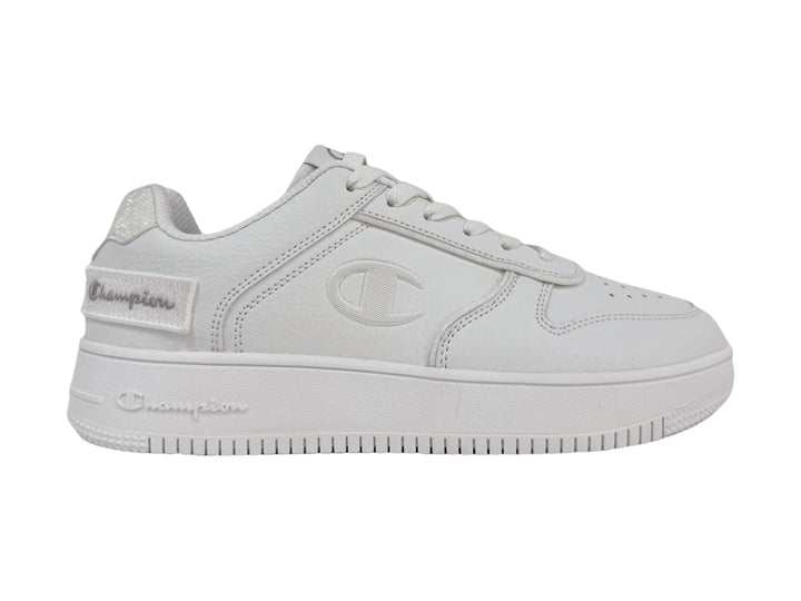 Tenis blancos de plataforma marca Champion con logotipo lateral y cordones.