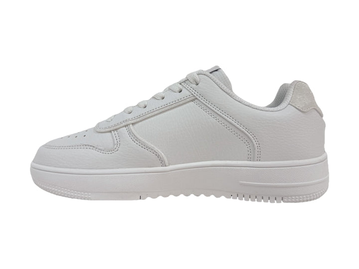 Tenis blancos de plataforma marca Champion con logotipo lateral y cordones.