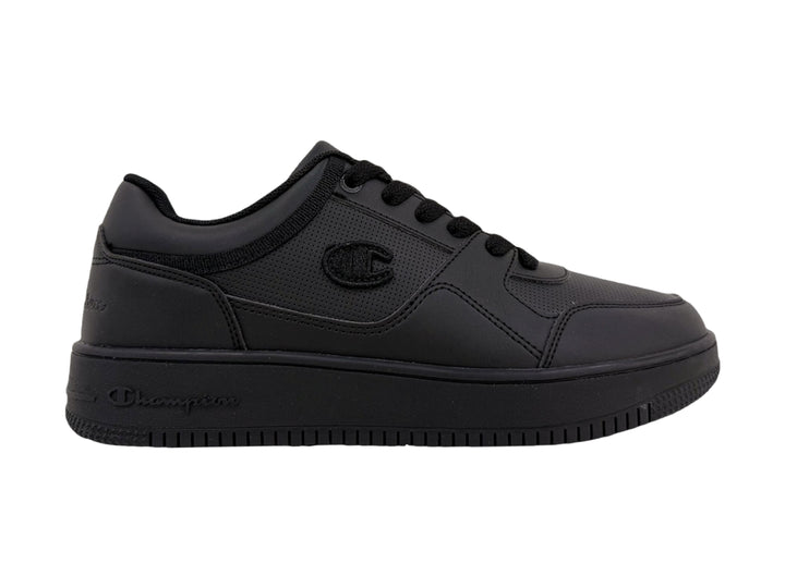 Tenis deportivos Champion color negro con suela ancha y logotipo en el costado.
