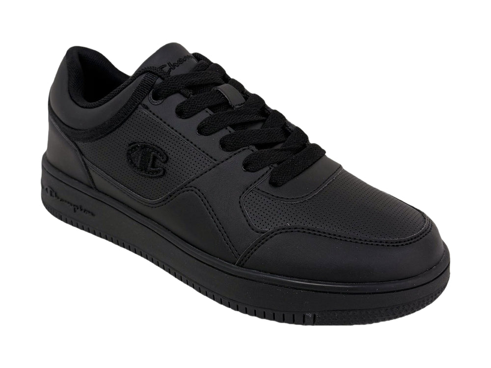 Tenis deportivos Champion color negro con suela ancha y logotipo en el costado.