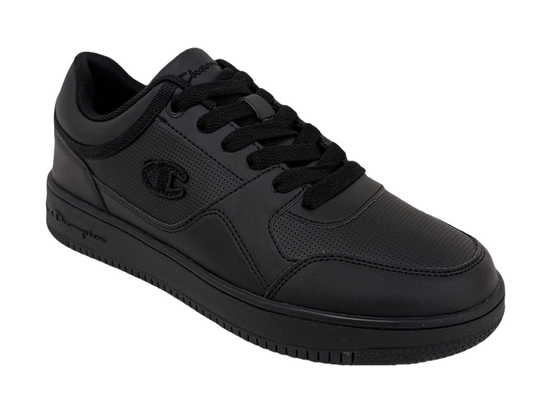 Tenis deportivos Champion color negro con suela ancha y logotipo en el costado.