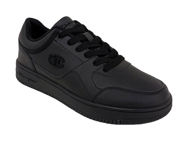 Tenis deportivos Champion color negro con suela ancha y logotipo en el costado.