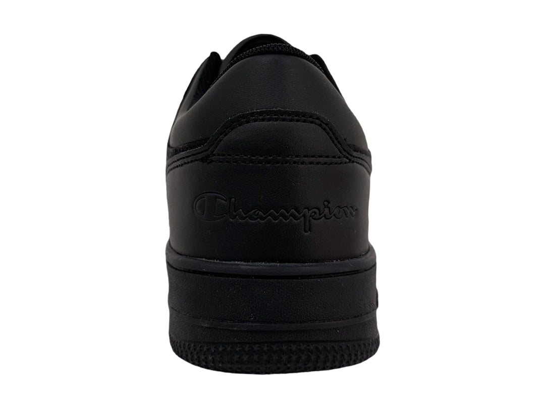 Tenis deportivos Champion color negro con suela ancha y logotipo en el costado.
