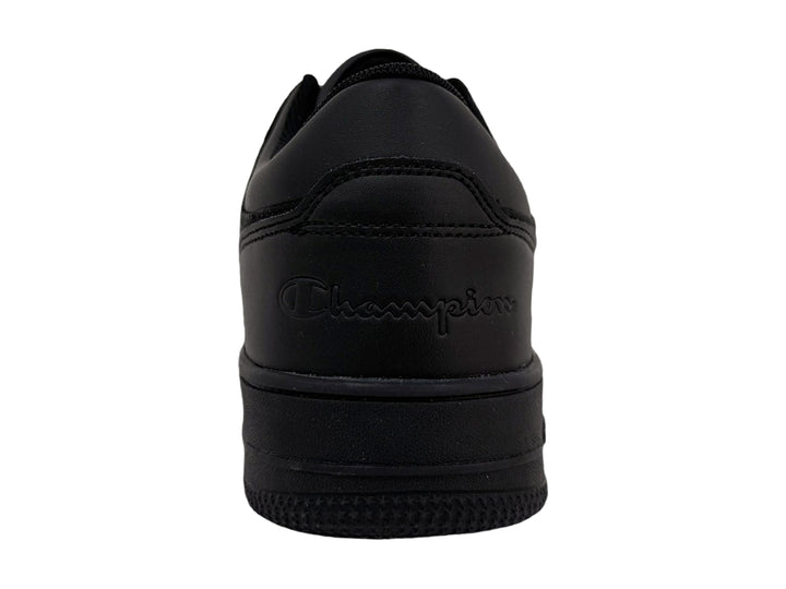 Tenis deportivos Champion color negro con suela ancha y logotipo en el costado.