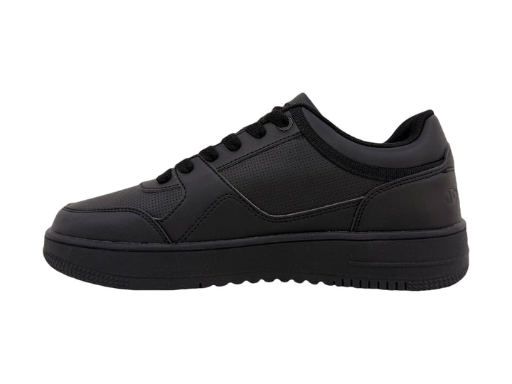 Tenis deportivos Champion color negro con suela ancha y logotipo en el costado.