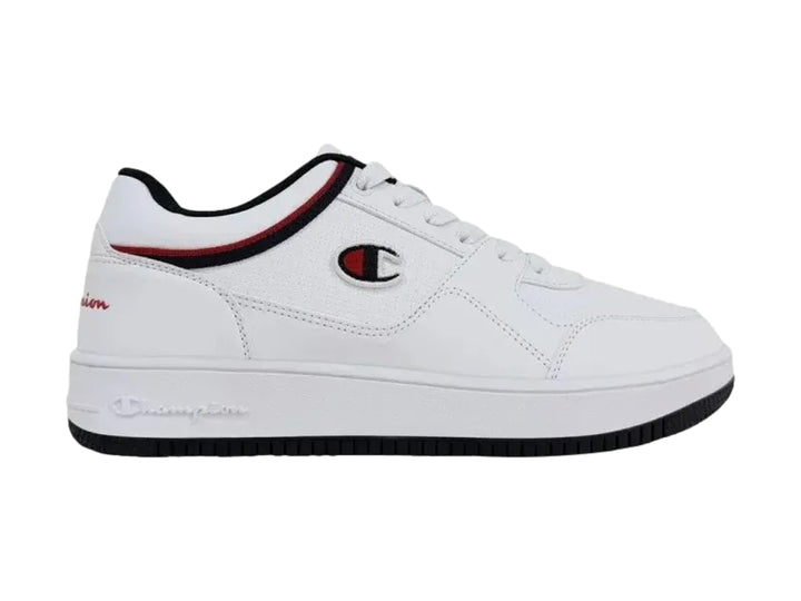Tenis blancos Champion con detalles en azul marino y rojo y suela negra.