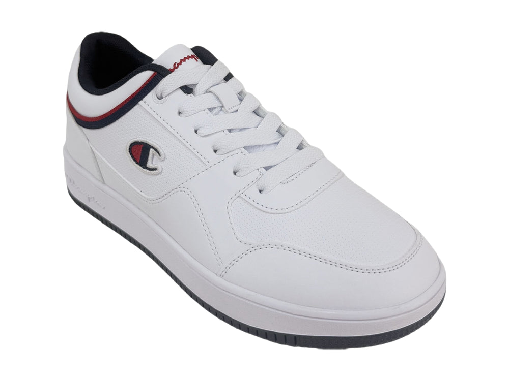 Tenis blancos Champion con detalles en azul marino y rojo y suela negra.