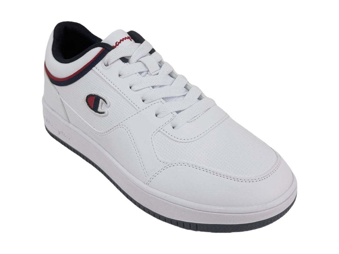 Tenis blancos Champion con detalles en azul marino y rojo y suela negra.