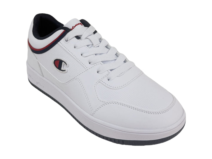 Tenis blancos Champion con detalles en azul marino y rojo y suela negra.