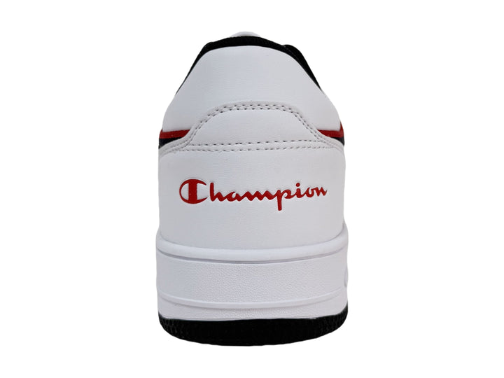 Tenis blancos Champion con detalles en azul marino y rojo y suela negra.