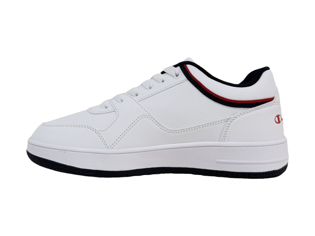 Tenis blancos Champion con detalles en azul marino y rojo y suela negra.