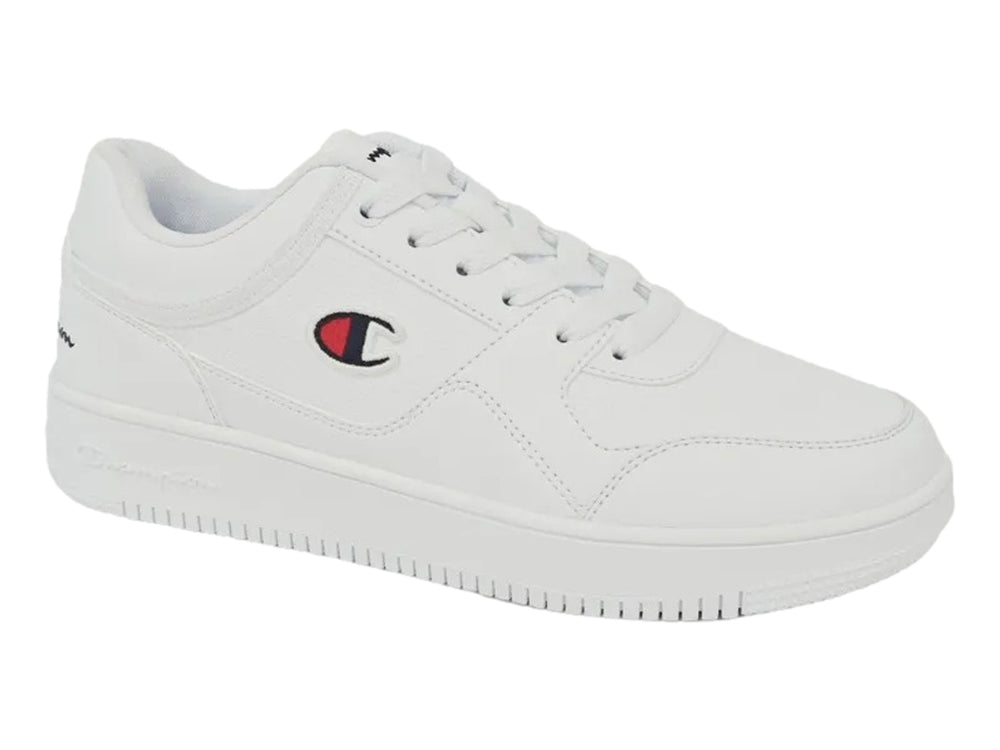 Tenis deportivos Champion de color blanco con logotipo lateral en rojo y azul, diseño casual y suela plana.