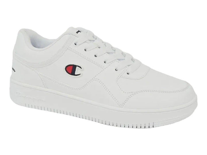 Tenis deportivos Champion de color blanco con logotipo lateral en rojo y azul, diseño casual y suela plana.