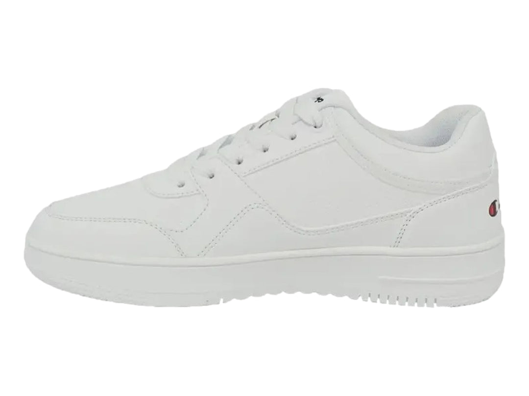 Tenis deportivos Champion de color blanco con logotipo lateral en rojo y azul, diseño casual y suela plana.