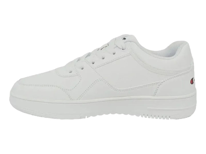 Tenis deportivos Champion de color blanco con logotipo lateral en rojo y azul, diseño casual y suela plana.