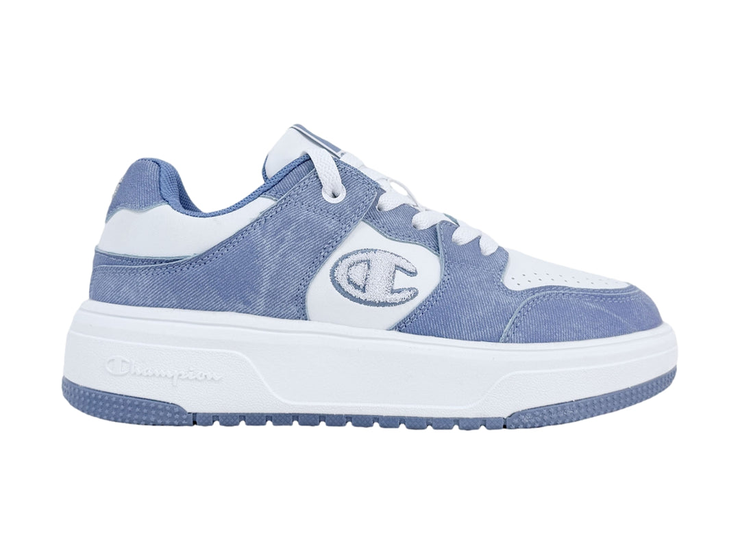 Tenis Champion de plataforma en color blanco y azul denim con suela blanca gruesa.