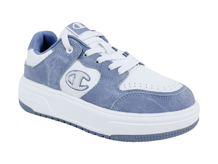 Tenis Champion de plataforma en color blanco y azul denim con suela blanca gruesa.