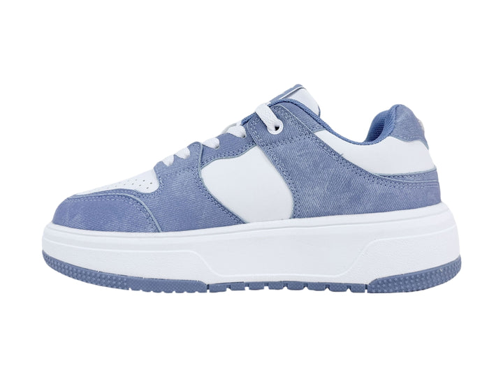 Tenis Champion de plataforma en color blanco y azul denim con suela blanca gruesa.