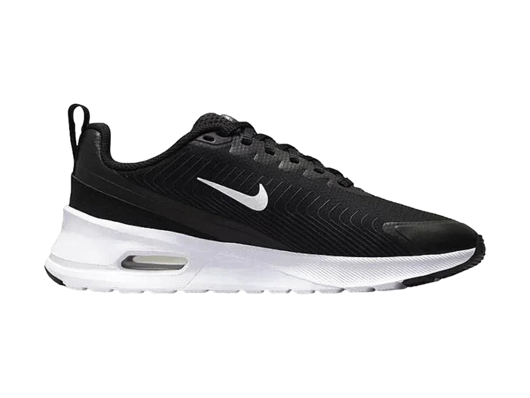 Tenis Nike Air Max Nuaxis color negro con suela blanca y logotipo blanco en el lateral.