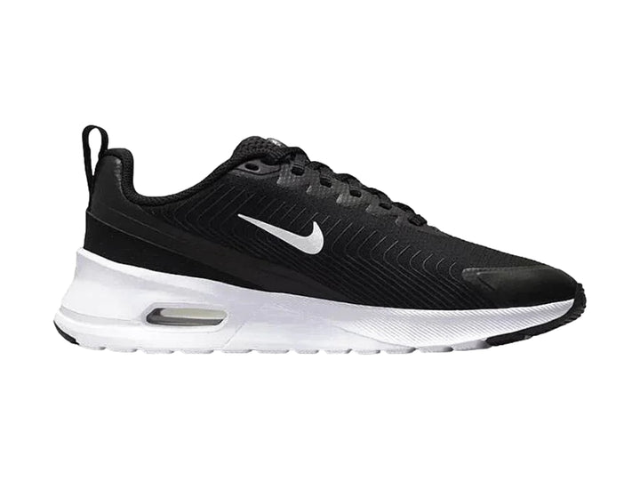 Tenis Nike Air Max Nuaxis color negro con suela blanca y logotipo blanco en el lateral.