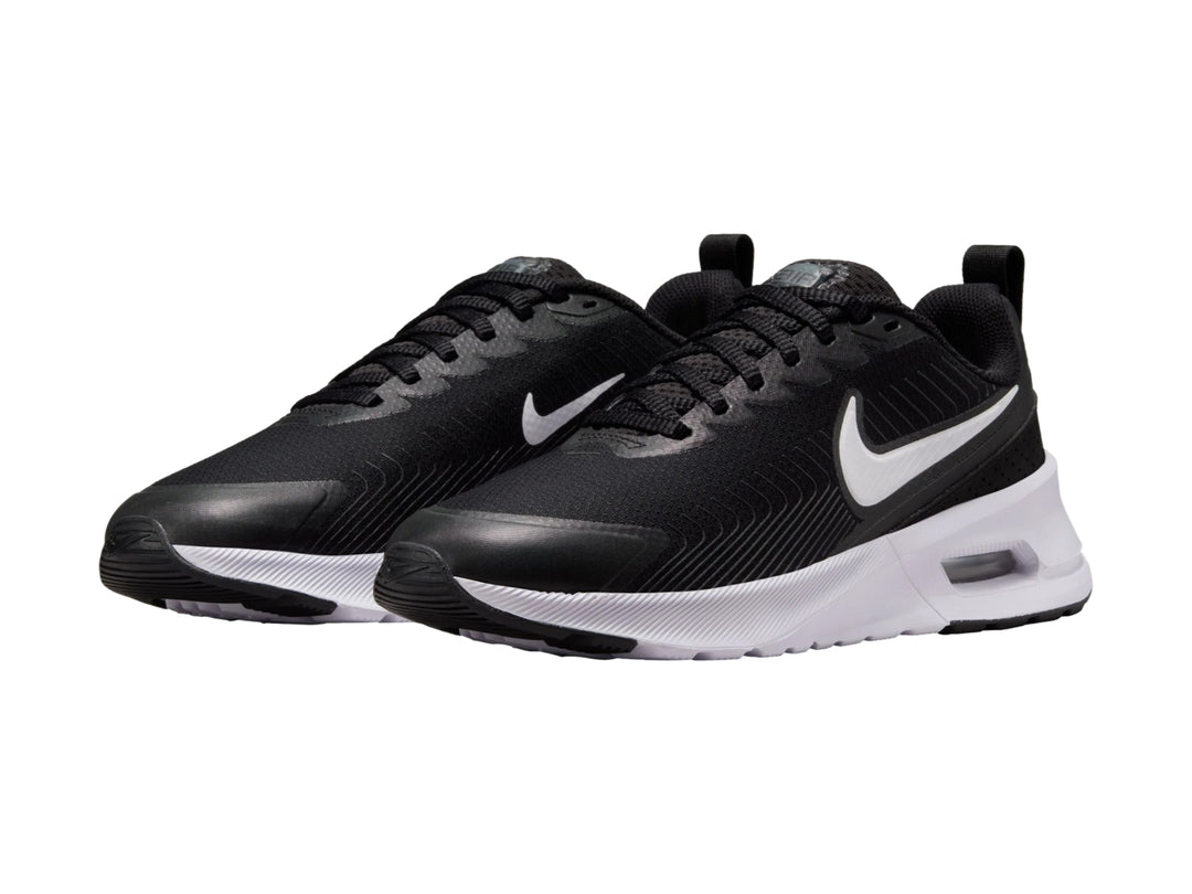 Tenis Nike Air Max Nuaxis color negro con suela blanca y logotipo blanco en el lateral.