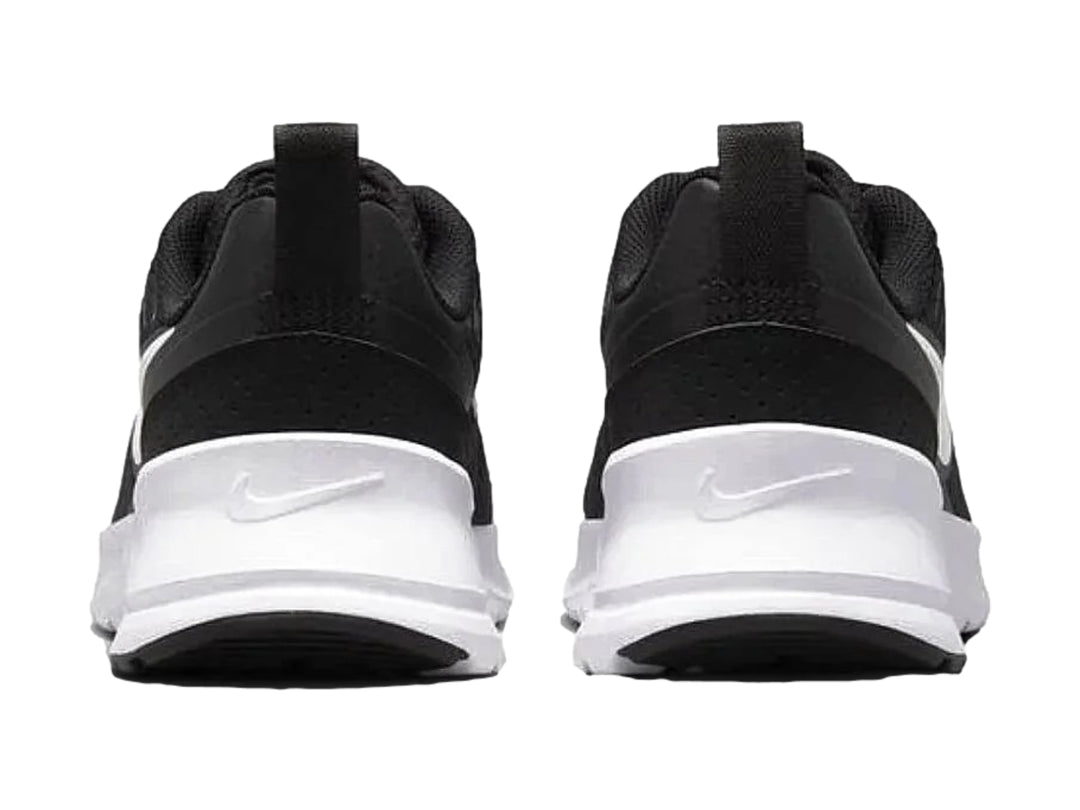 Tenis Nike Air Max Nuaxis color negro con suela blanca y logotipo blanco en el lateral.