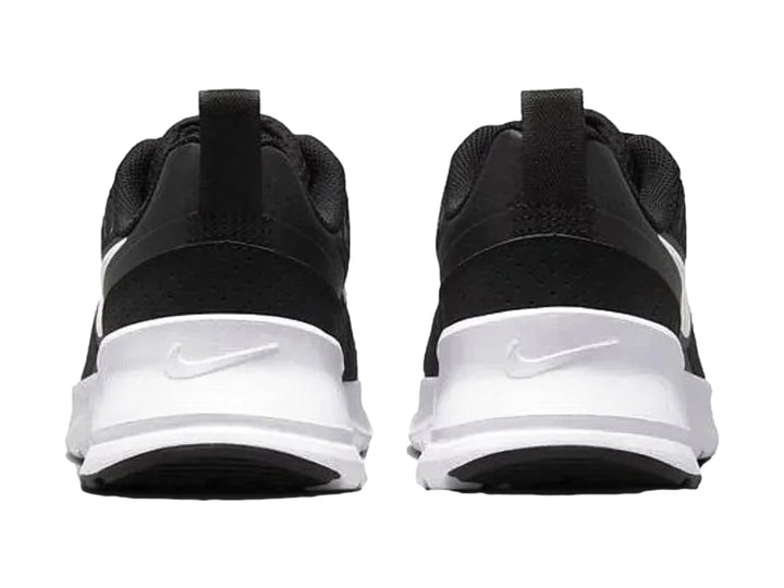 Tenis Nike Air Max Nuaxis color negro con suela blanca y logotipo blanco en el lateral.