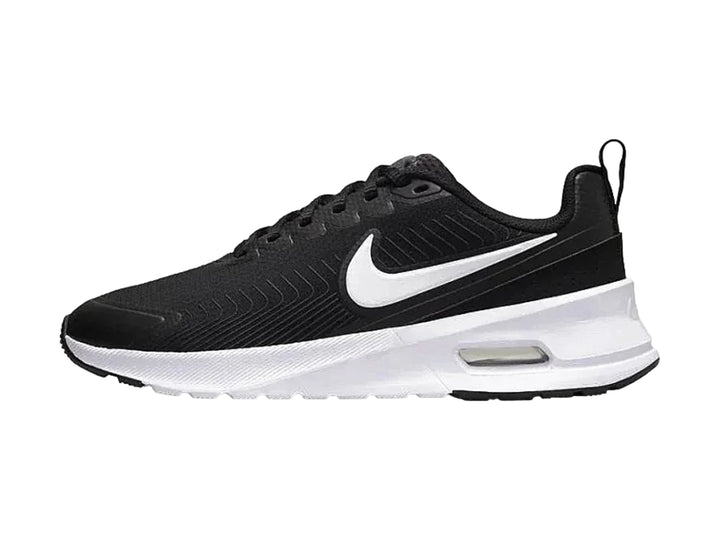 Tenis Nike Air Max Nuaxis color negro con suela blanca y logotipo blanco en el lateral.