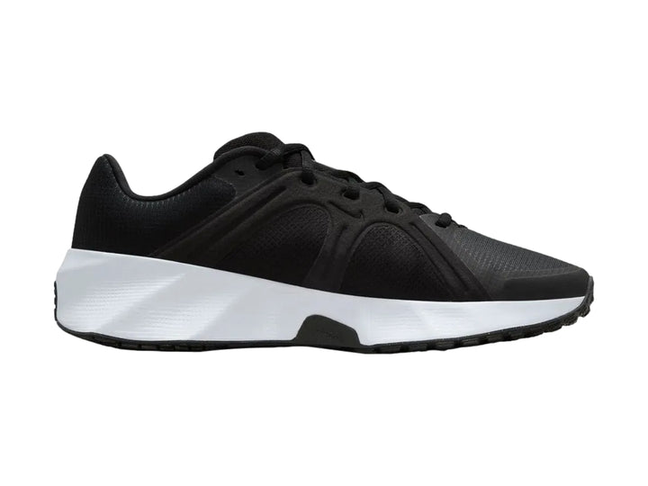 Tenis Nike deportivos en color negro con suela blanca gruesa, vista lateral.