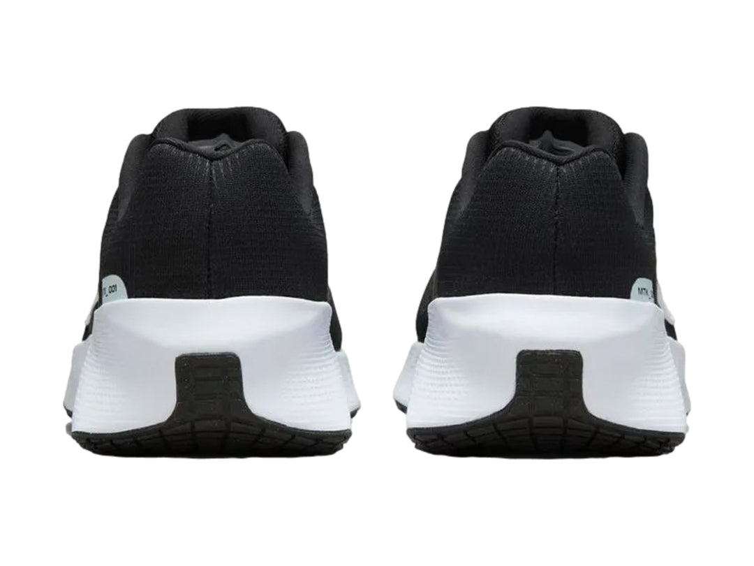 Tenis Nike deportivos en color negro con suela blanca gruesa, vista lateral.