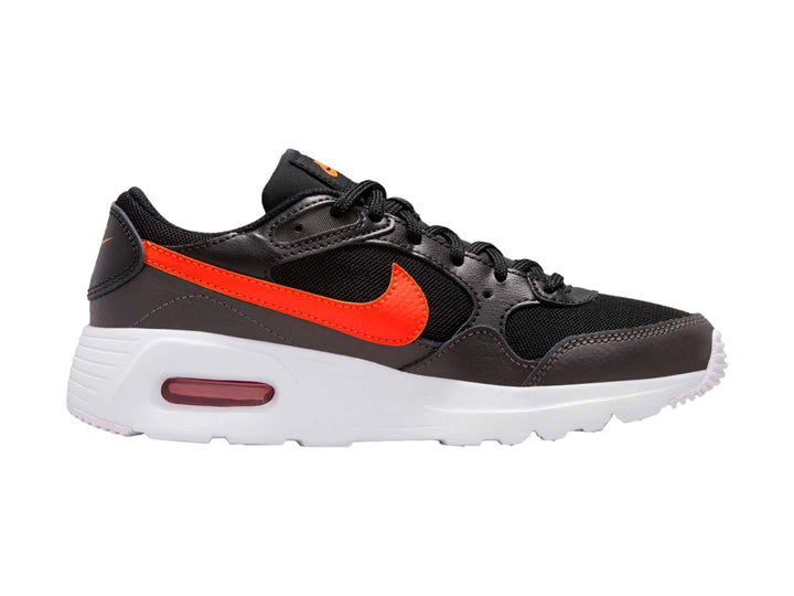 Tenis Nike Air Max SC para niños en color negro y gris con suela blanca y detalles en naranja.