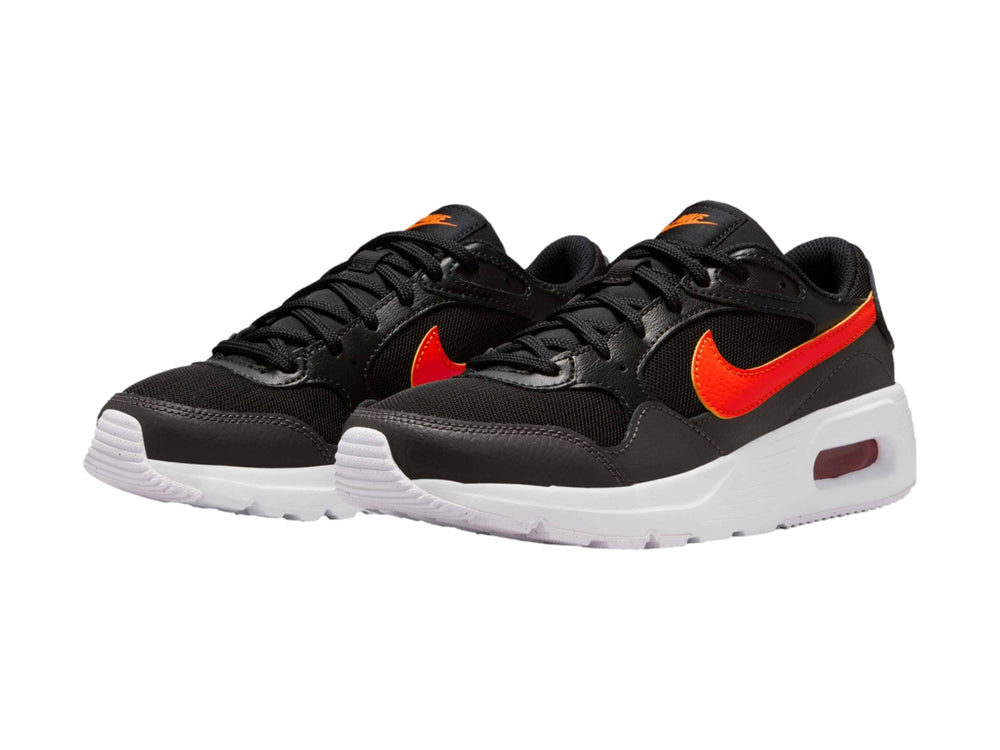 Tenis Nike Air Max SC para niños en color negro y gris con suela blanca y detalles en naranja.