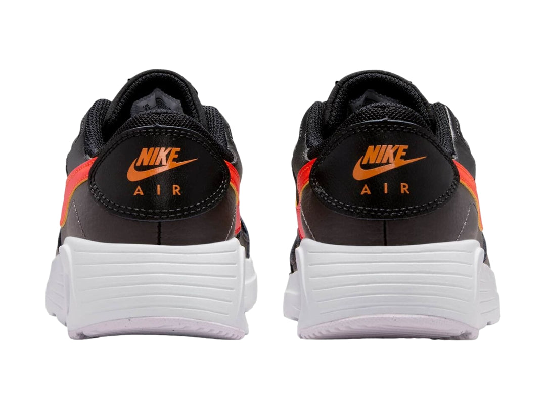 Tenis Nike Air Max SC para niños en color negro y gris con suela blanca y detalles en naranja.