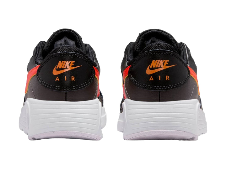 Tenis Nike Air Max SC para niños en color negro y gris con suela blanca y detalles en naranja.