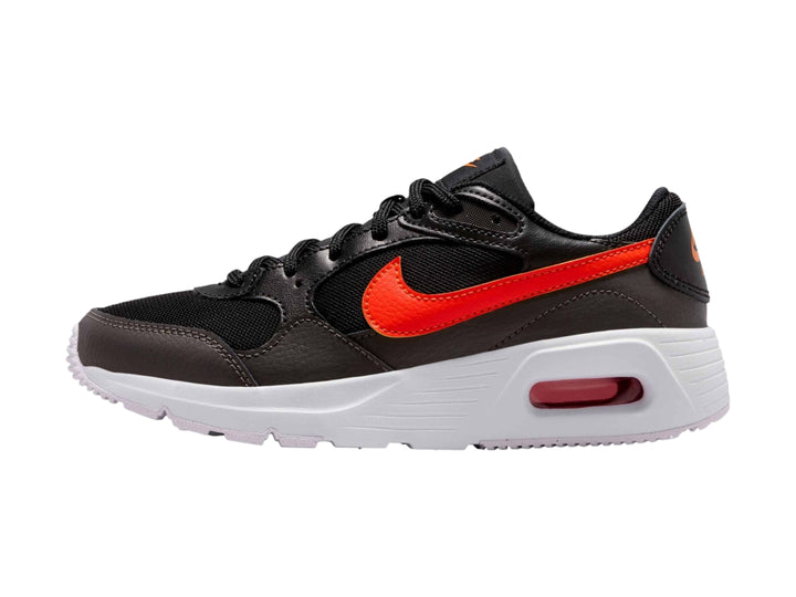 Tenis Nike Air Max SC para niños en color negro y gris con suela blanca y detalles en naranja.