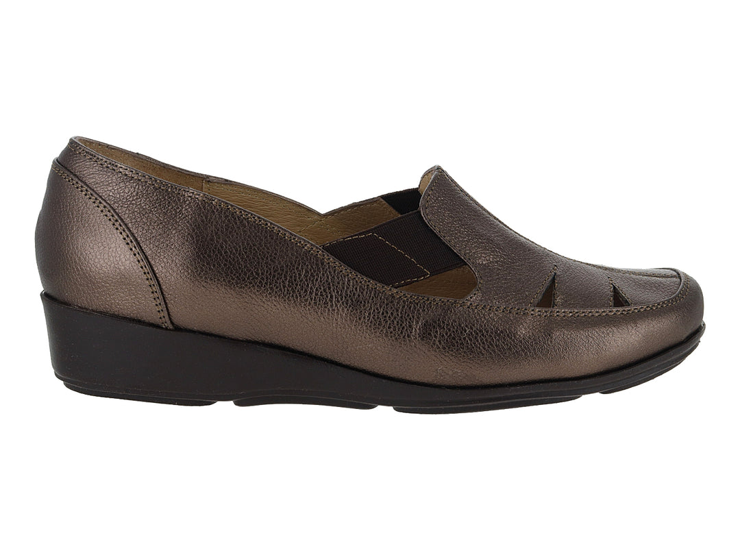 Zapato plano de cuero color marrón metálico con suela negra para mujer.