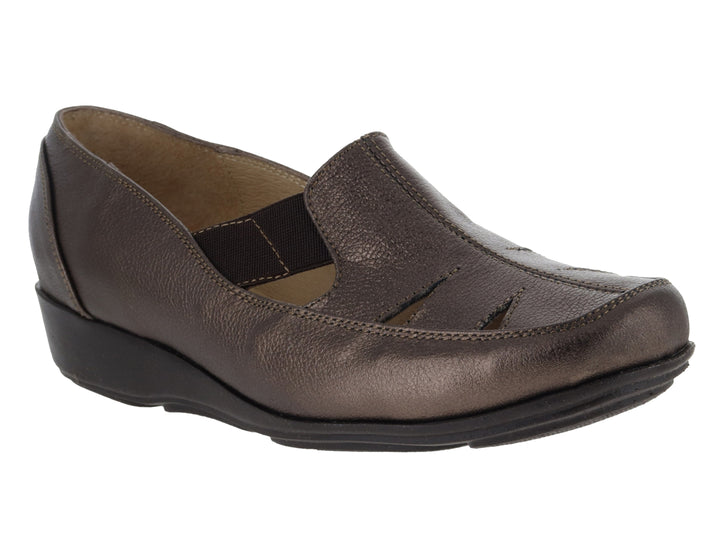 Zapato plano de cuero color marrón metálico con suela negra para mujer.