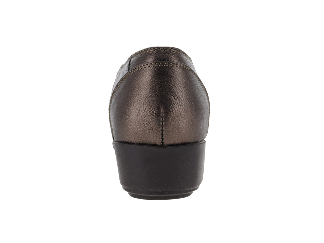 Zapato plano de cuero color marrón metálico con suela negra para mujer.