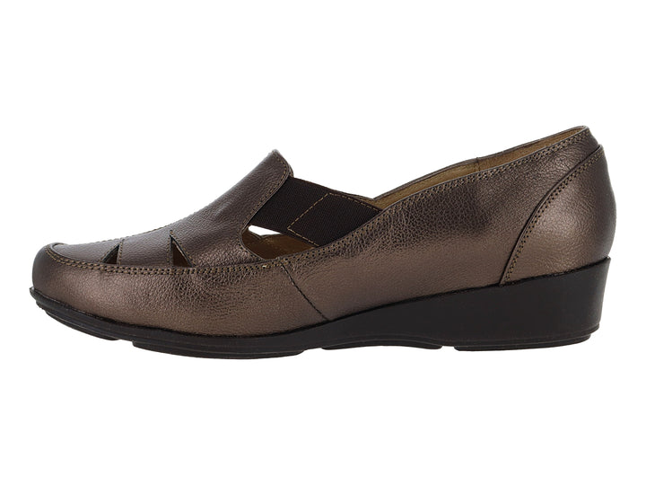 Zapato plano de cuero color marrón metálico con suela negra para mujer.