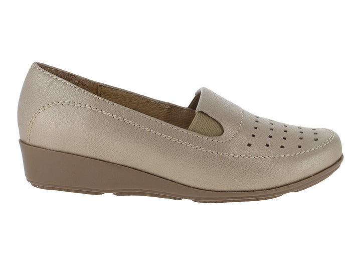 Zapato mocasín color beige metálico con suela de cuña y detalles perforados en la parte frontal.