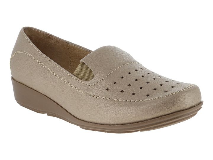 Zapato mocasín color beige metálico con suela de cuña y detalles perforados en la parte frontal.