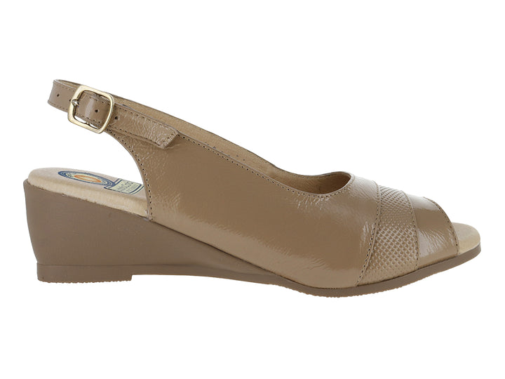 Sandalia de cuña color taupe para mujer con punta abierta y correa ajustable al tobillo.