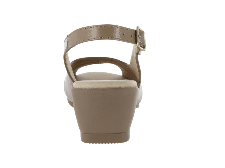 Sandalia de cuña color taupe para mujer con punta abierta y correa ajustable al tobillo.