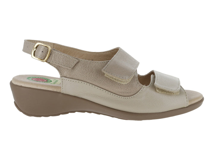 Sandalia beige de marca Capricho con cierre de velcro, hebilla en el tobillo y suela de cuña color café.